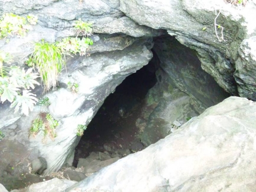 大房岬にあった弁財天の洞窟を撮影した