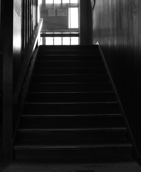 美術室前階段(新館1階)