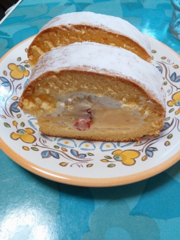 ハッシュハッシュ 苺のロールケーキ