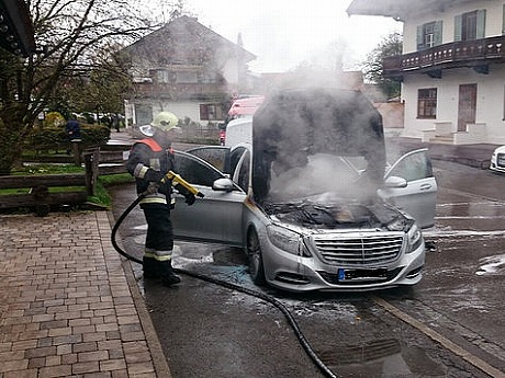 two-weeks-old-mercedes-benz-s-class-catches-on-fire-photo-gallery-medium_1.jpg