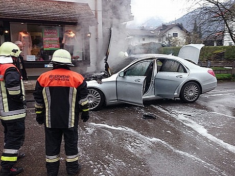 two-weeks-old-mercedes-benz-s-class-catches-on-fire-photo-gallery-medium_3.jpg