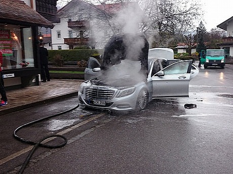 two-weeks-old-mercedes-benz-s-class-catches-on-fire-photo-gallery-medium_4.jpg