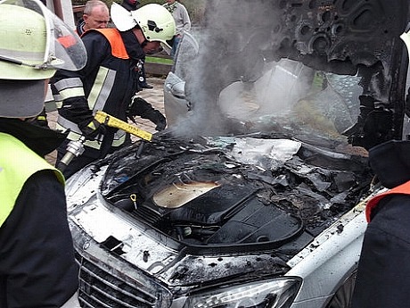 two-weeks-old-mercedes-benz-s-class-catches-on-fire-photo-gallery-medium_5.jpg