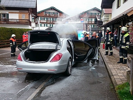two-weeks-old-mercedes-benz-s-class-catches-on-fire-photo-gallery-medium_6.jpg