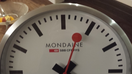 モンディーン壁掛時計16cmの上部です。赤い秒針が特長的インパクトが有ります。