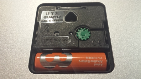 ウォール クロック A990.CLOCK.16SBBの電池パック部分です。時刻を合わせるダイヤルがグリーン