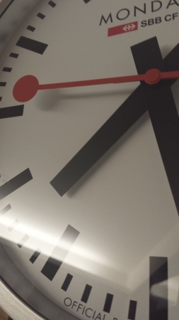 Mondaineの時計はゴシック系でモダンですがインパクトがあります。