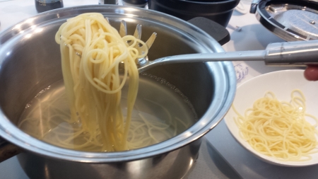 スパゲティーやうどん、そばを救う時に湯切りが同時にでき便利なラゴスティーナ