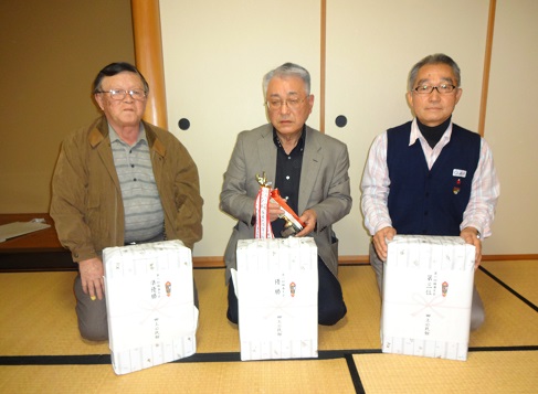 優勝の川尾さんと谷内さん、上野さん